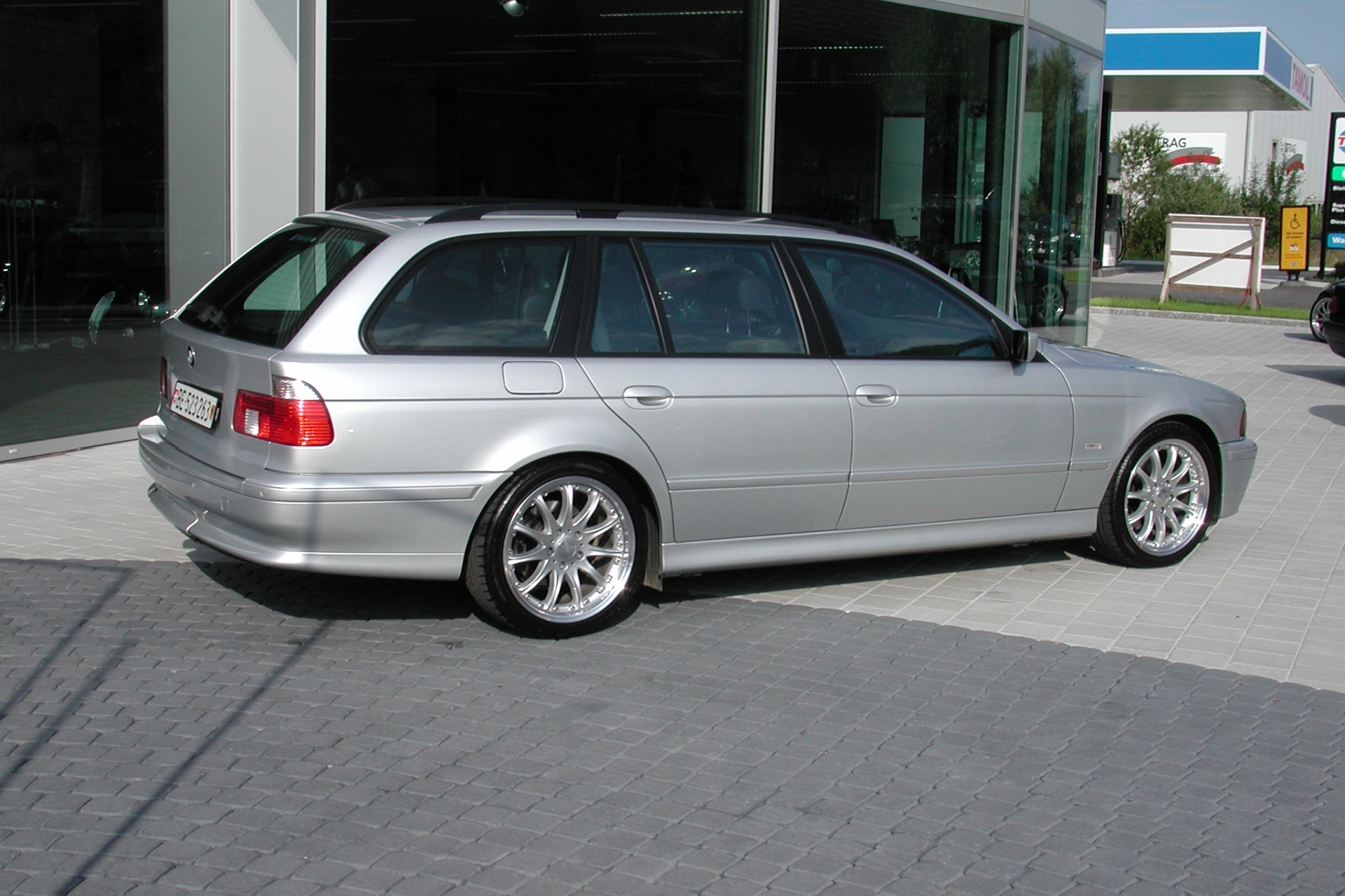 50_BMW_5er_E39_02.jpg