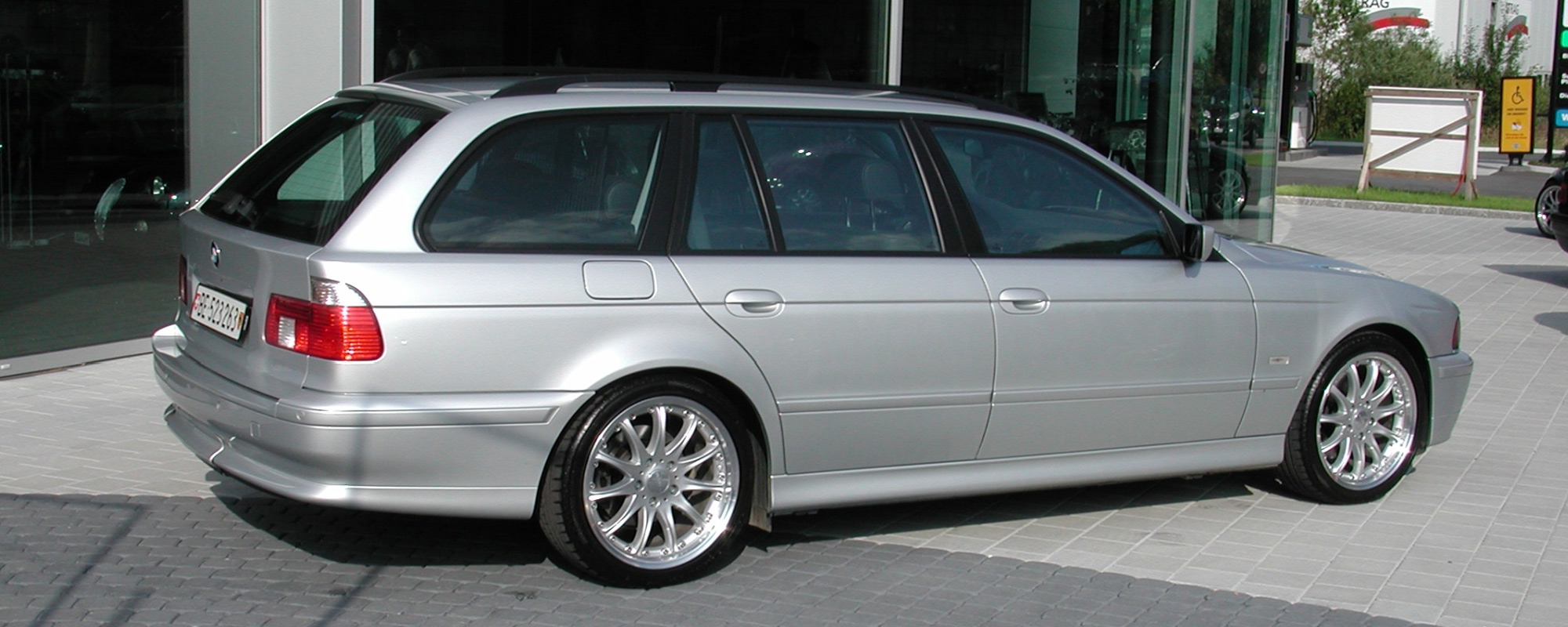 50_BMW_5er_E39_03.jpg